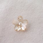 Přívěsek kytička Swarovski 14 mm, crystal golden shadow