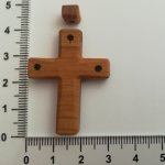 České dřevěné přívěsky, různé tvary a druhy dřeva - křížek s kostičkou, třešeň