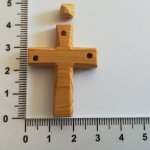 České dřevěné přívěsky, různé tvary a druhy dřeva - křížek s kostičkou, jalovec