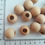 Přírodní dřevěná kulička 20 mm, dírka 8 mm
