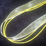 Víceřadá šňůra s karabinkou, délka 51-56 cm, více barev