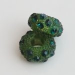 Velkodírková PANDORA, plast se zirkonky, barevný - zelený
