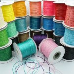 Voskovaná šňůra (polyester) 1 mm, více barev
